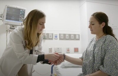 Кодирование Аквилонг в Старой Купавне Врач держит пациентку за руку