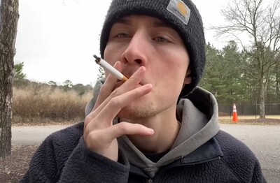 Лечение зависимости от табакокурения в Старой Купавне Мужчина с сигаретой делает затяжку